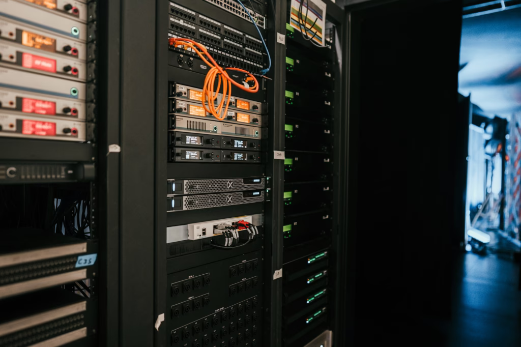 Baie de serveurs dans une salle informatique – cybersécurité et sauvegardes des données d’entreprise