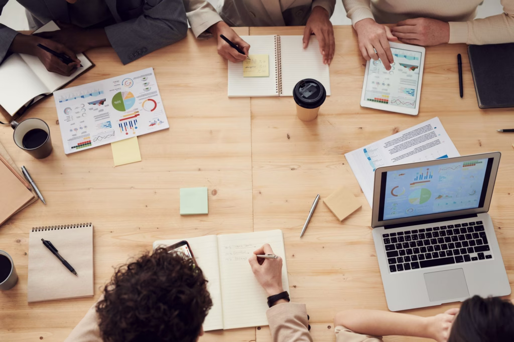 Équipe en réunion autour de données informatiques