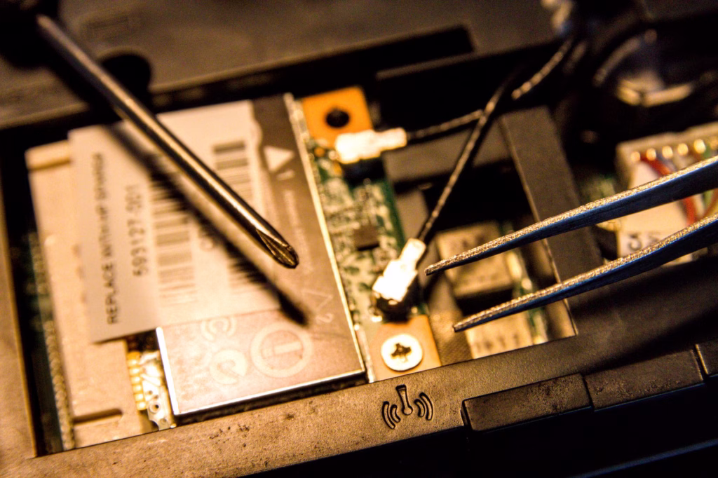 Réparation d’un ordinateur portable avec outils