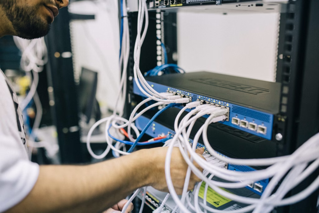 Technicien câblant une baie serveur
