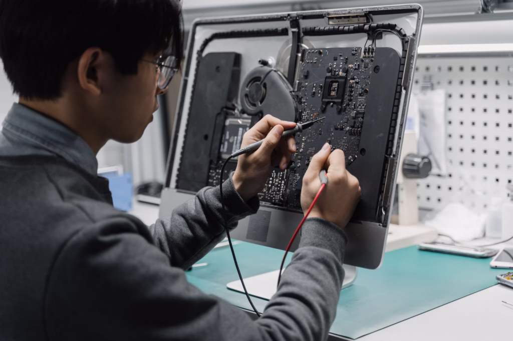 Technicien réparant un ordinateur iMac